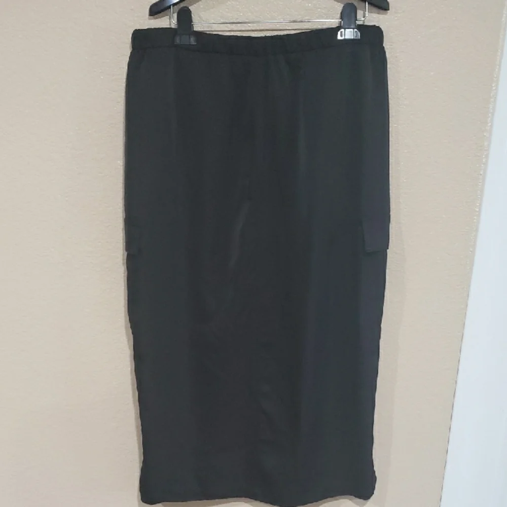 Women Black Cargo Skirt - Picture 3 of 4
